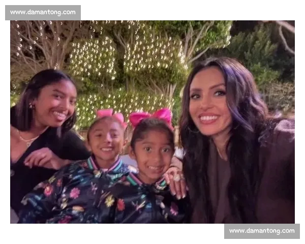 瓦妮莎晒科比旧照，三女儿公园同框，小女儿神似父亲