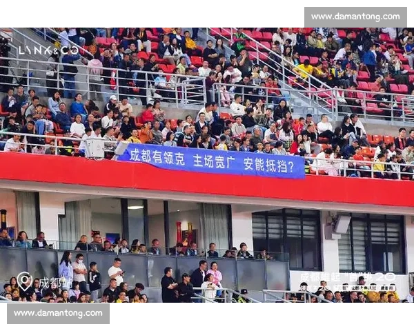 川超热身赛：呐喊与鞠躬间的双向奔赴